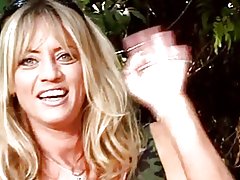 Рыжий Азии лесбиянок имеет ее жесткие киска, лизал игривый друзьями в парке