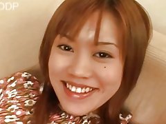 Азиатская киска принимает его так хорошо