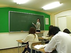 Детка получает ее поцеловала крошечные сиськи и пизда облизываемая стад